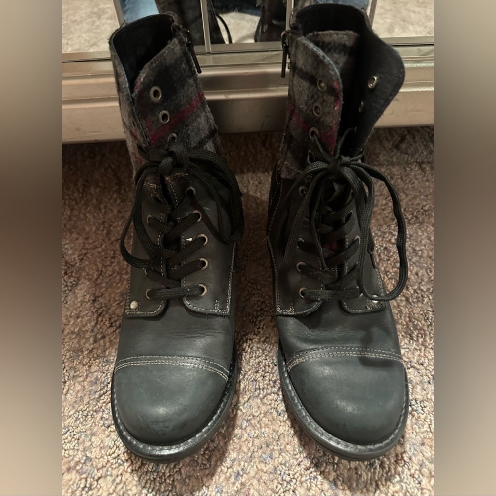 Taos Crave Stylish Black and Gray Women's Boots